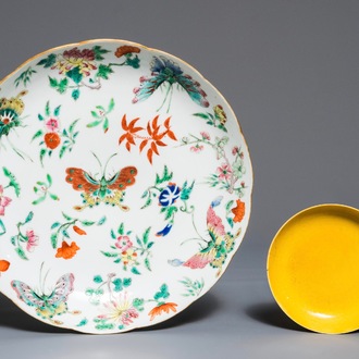 Een monochroom geel Chinees schoteltje, Tongzhi merk en periode, hierbij een famille rose vlinderbord, 19e eeuw